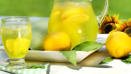 Ce se întâmplă în organism când bem apă cu lămâie