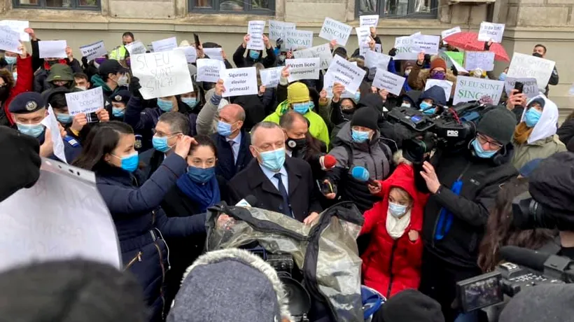 Elevii au ieșit în fața liceului „Gheorghe Șincai” să protesteze! A venit și ministrul Educației