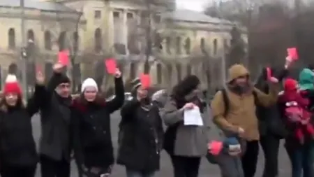 Protest în Piața Victoriei. Părinții au ținut în mâini cartonașe roșii pentru guvern, nemulțumiți de scăderea indemnizațiilor pentru mame