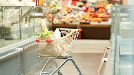 Un lot de creveți gătiți și somon, retras de la rafturile unui supermarket! S-a descoperit că era CONTAMINAT cu o bacterie periculoasă