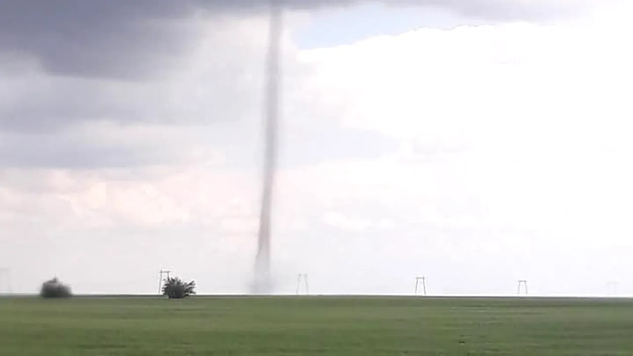 Tornadă filmată în Slobozia Nouă, județul Ialomița - VIDEO