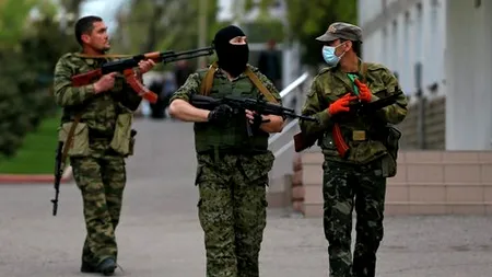 O femeie este bătută cu varga în Lugansk după ce ar fi umblat prin localuri. Imagini șocante!