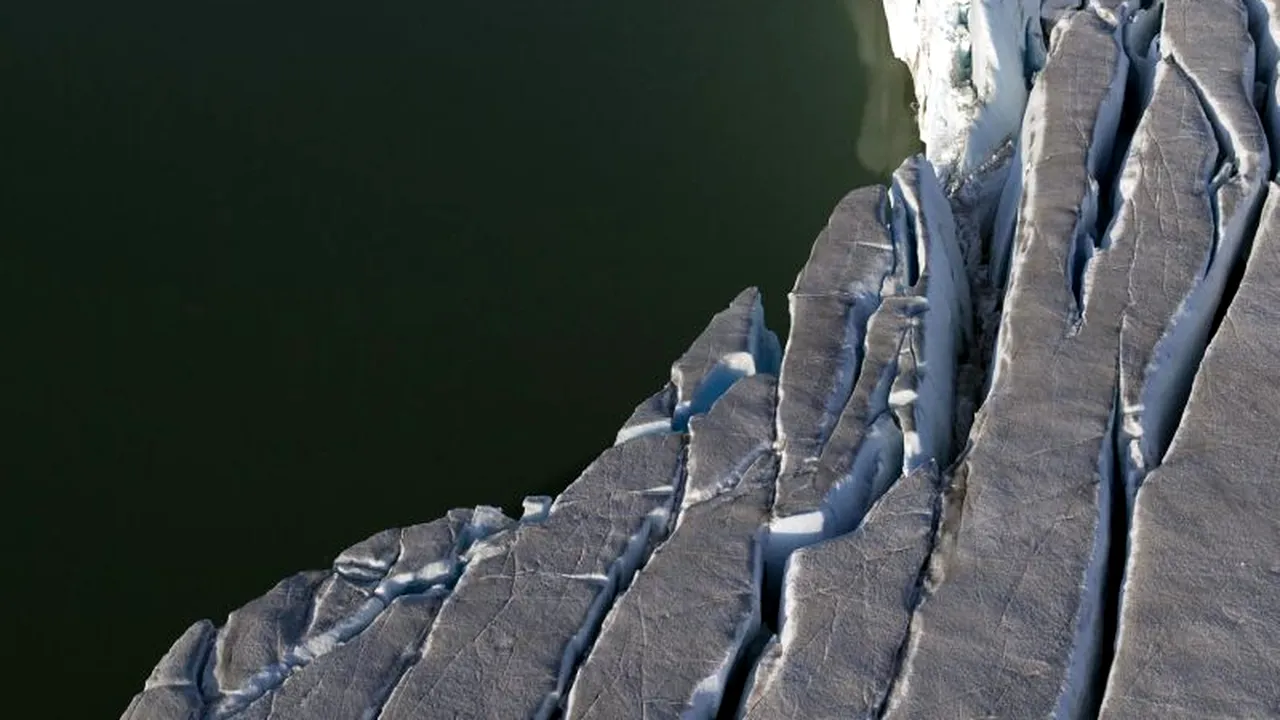 Ghețarii din Arctica și Groenlanda se topesc cu o VITEZĂ ALARMANTĂ. 