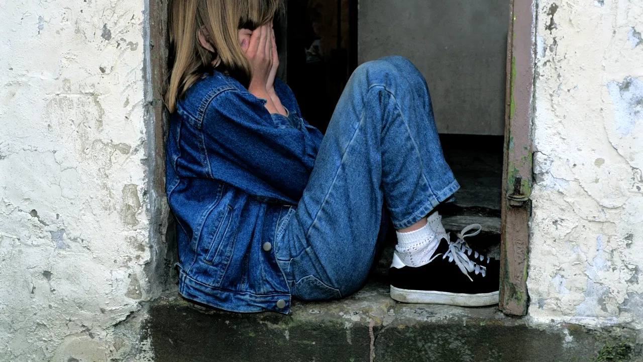 O fată de 14 ani a amenințat că se aruncă pe geam, după o ceartă cu părinții
