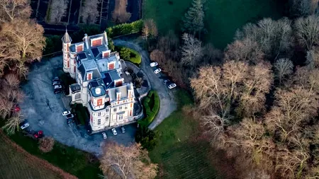 Apartamente la Castel în Franța la preț de apartament la Bloc în București. Cât costă să dormi pe viață în patul Ioanei d'Arc