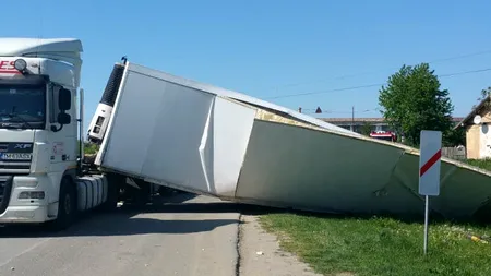 Accident feroviar grav în Timiș. Un tren de călători cu 400 de pasageri a lovit un TIR
