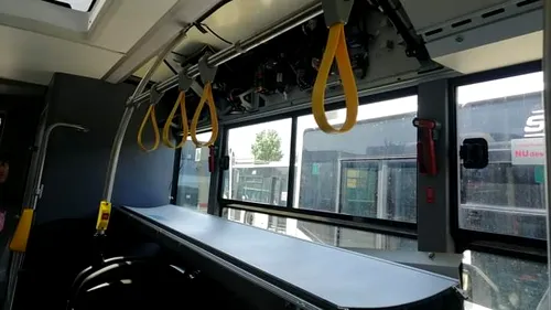 Un nou incident cu un autobuz Otokar al STB. Mai multe panouri au căzut peste scaunele pasagerilor (FOTO)