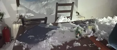 FOTO-VIDEO | Avalanșă de mari dimensiuni în Munții Făgăraș. Cabana Capra, distrusă de zăpadă. Mașinile parcate în apropiere au fost avariate