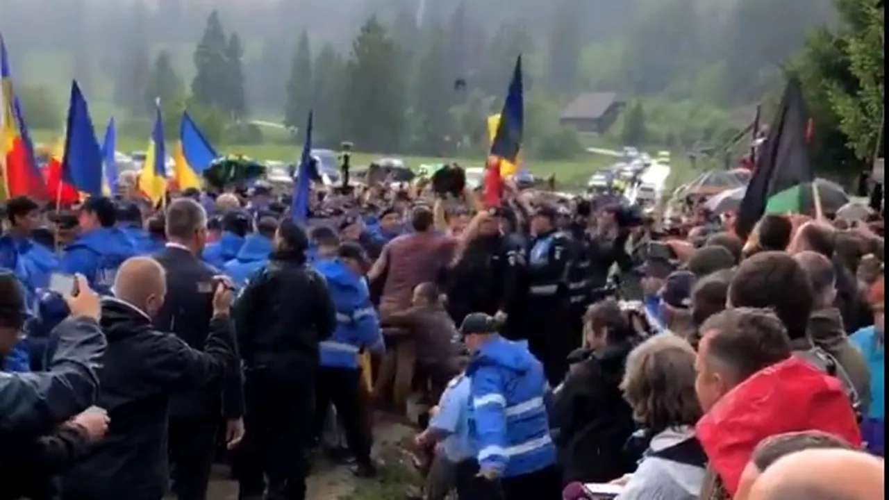 Manifestațiile de la Cimitirul Valea Uzului. UDMR: Cei care s-au comportat în mod barbar să răspundă / Reacția Jandarmeriei: Nu au existat violențe între participanți sau între participanți și forțele de ordine - FOTO / VIDEO 