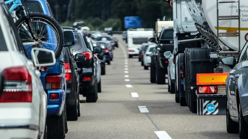 REȚELELE SOCIALE fac ravagii în trafic. Cu ce RISCURI se confruntă șoferii români la volan