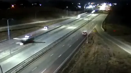 Un avion a aterizat de urgenţă pe o autostradă din SUA și a accidentat o mașină