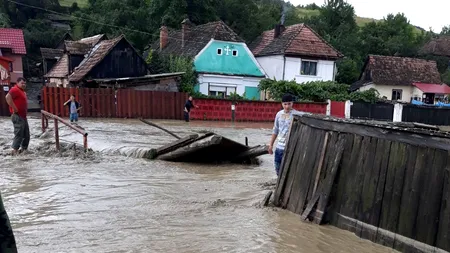 Inundații Moldova centru Transilvania ploi torențiale morți pagube
