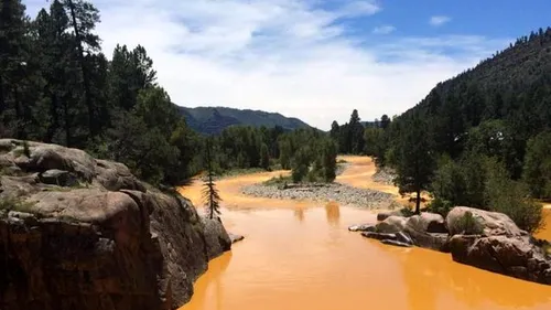 FENOMENUL BIZAR care a făcut ca apa unui râu să se coloreze în portocaliu peste noapte