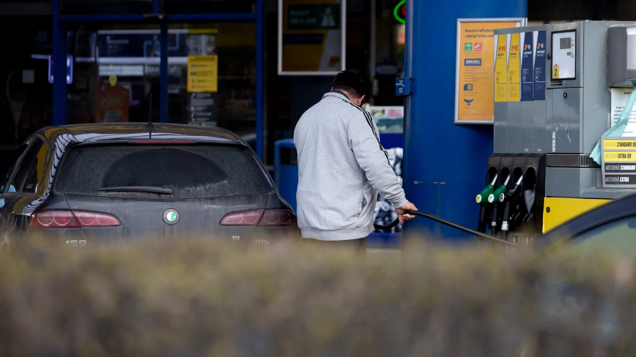 S-au scumpit din nou carburanții. Benzina a depășit pragul de 7 lei pe litru în toate stațiile din București. Cu cât s-a majorat un plin, în doar câteva ore