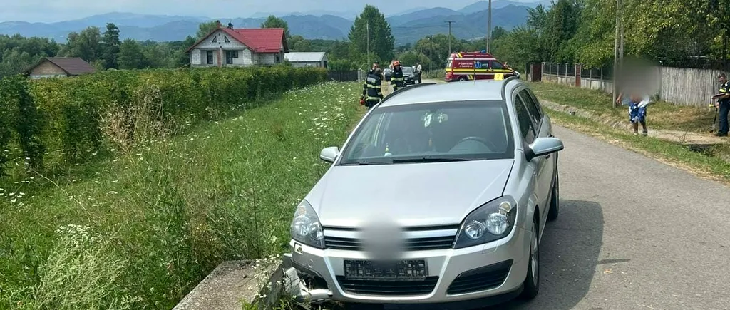 Patru persoane au ajuns la SPITAL după ce mașina în care se aflau, condusă de un bărbat de 64 de ani, a intrat într-un cap de pod în județul Vâlcea