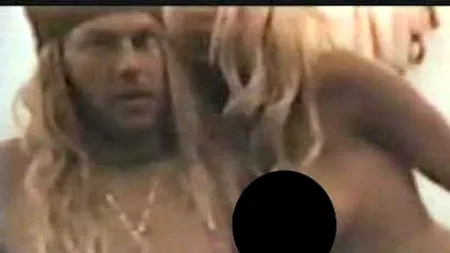 Pamela Anderson, criticată pentru pantalonii scurți pe care îi poartă