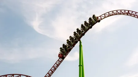 La un pas de tragedie! Două vagoane ale unui roller-coaster s-au ciocnit la Oktoberfest. Mai mulți români au fost răniți