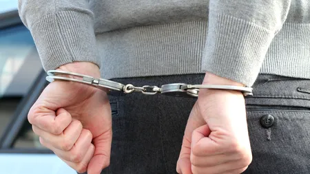 Crimă oribilă la Pitești: un adolescent de 16 ani și-a ÎNJUNGHIAT tatăl, respectat om de afaceri, și apoi a petrecut cu prieteni, droguri și alcool lângă bătrânul care agoniza! / Detalii șocante descoperite de polițiști