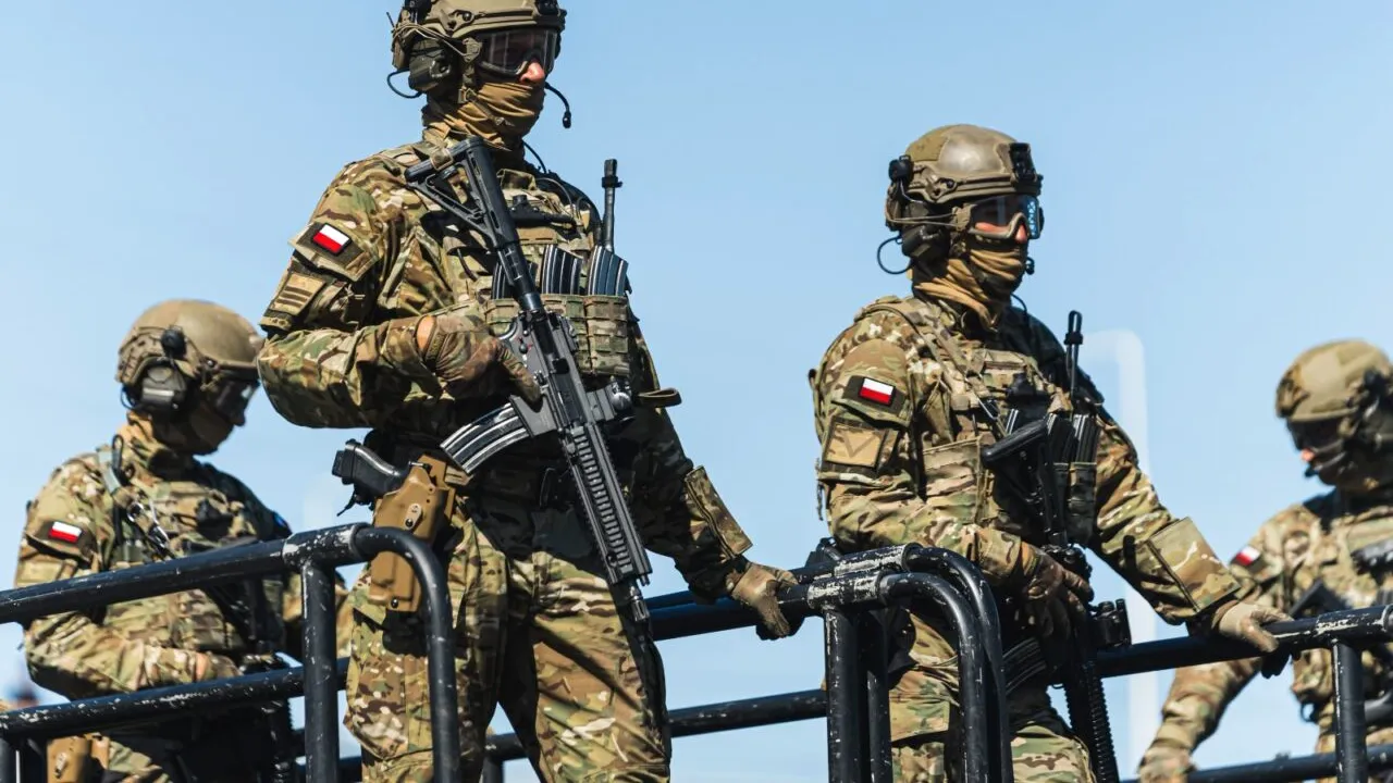 De teama unui război cu Rusia, tot mai mulți polonezi iau parte la cursuri militare: „Nu ne putem baza pe nimeni. Trebuie să ne apărăm singuri”