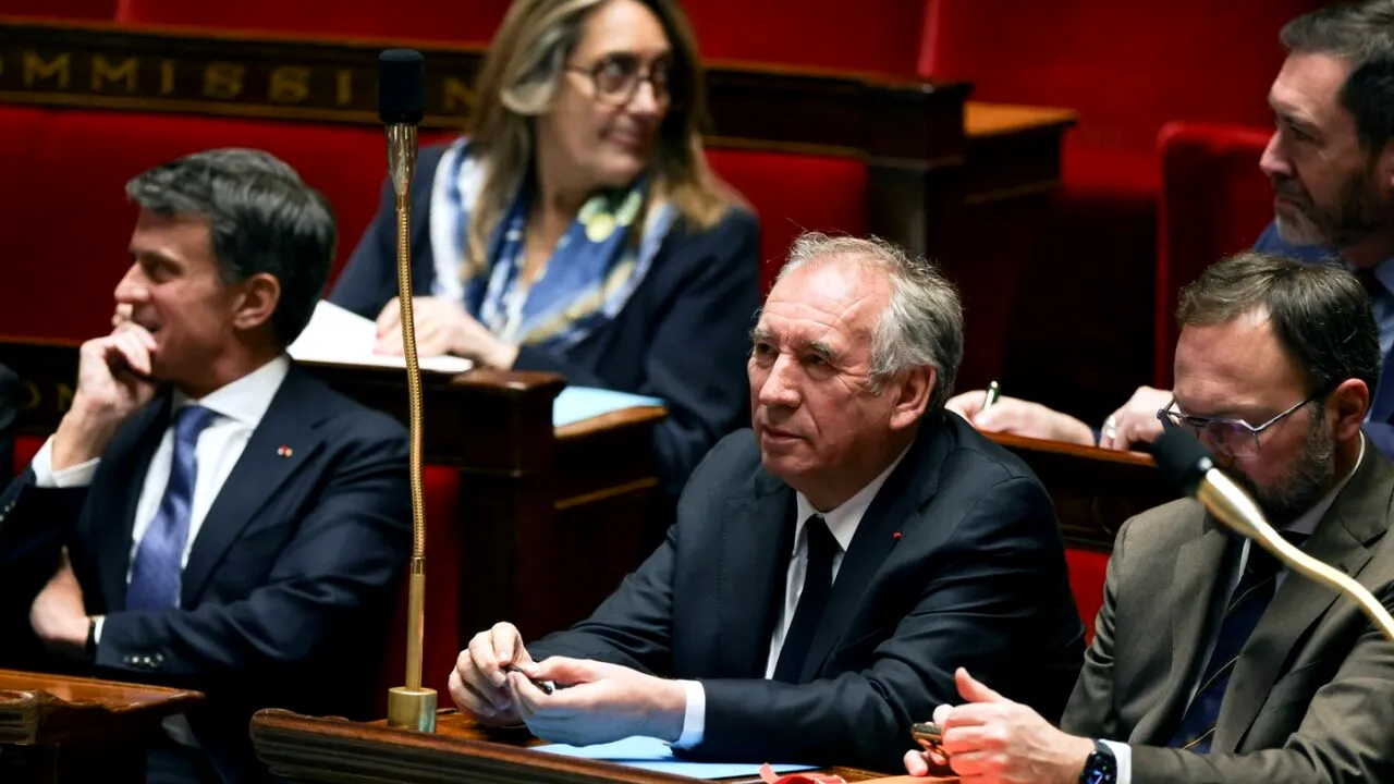 Deputații Partidului Socialist din FRANȚA au decis să nu inițieze moțiunea de cenzură împotriva Guvernului