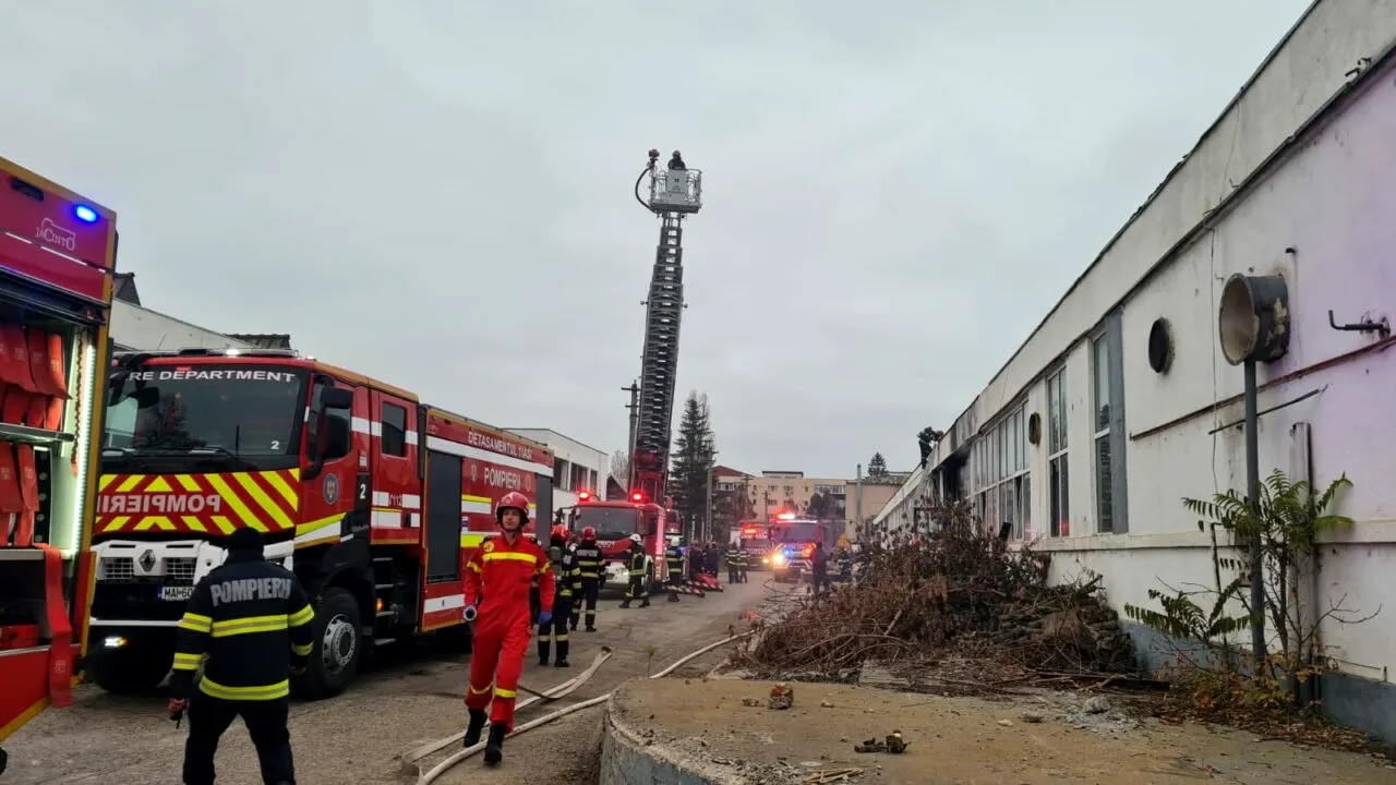 Incendiu puternic la fabrica Moldomobila din Iași. Focul ar fi pornit de la SCÂNTEI provenite de la un dispozitiv de tăiere