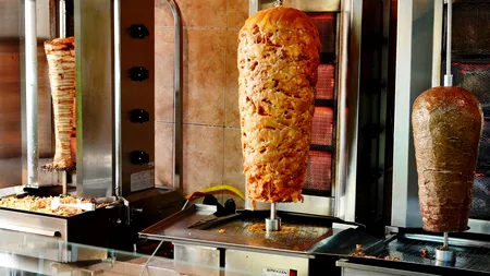 Un tânăr a făcut scandal într-un fast-food din Tecuci. Bărbatul era băut și a sărit la bătaie, după ce angajați i-au refuzat „dreptul de şmecher”