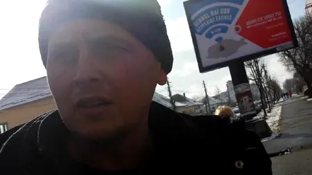 Un sibian vorbește la telefon lângă mașina lui parcată REGULAMENTAR. În spatele lui apar HINGERII DE MAȘINI: ce a urmat e scandalos