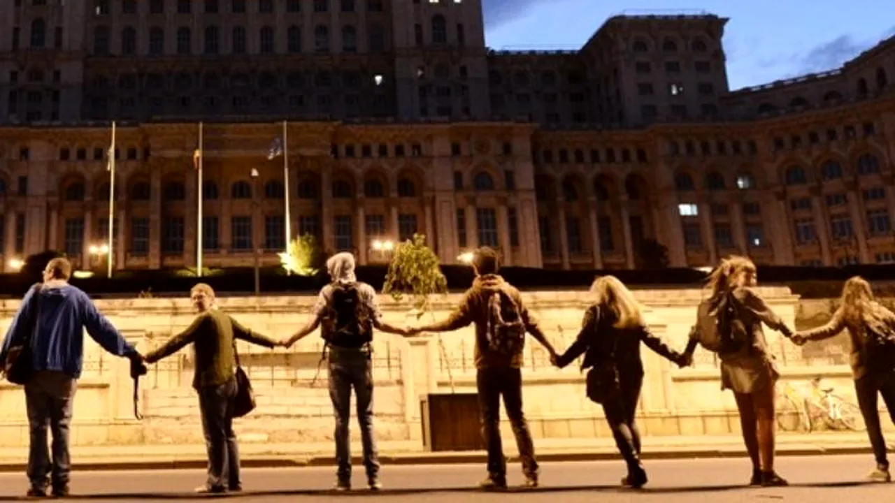 LET'S CHANGE THE STORY. Un român le explică englezilor teoria lui Darwin: „Suntem ca și voi, din aceleași maimuțe, numai că noi avem UN GHINION