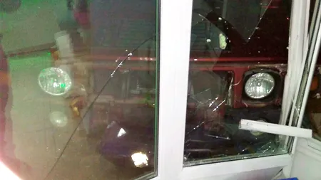 Accident la Constanța. Un șofer a intrat cu Hummer-ul într-o farmacie 