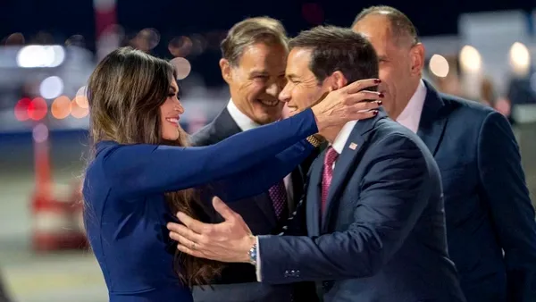 Secretarul de stat al SUA refuză întrebările presei de la Atena despre scandalul diplomatic cu Kimberly Guilfoyle. Rubio: „Ambasadoarea SUA în Grecia face o treabă excelentă“