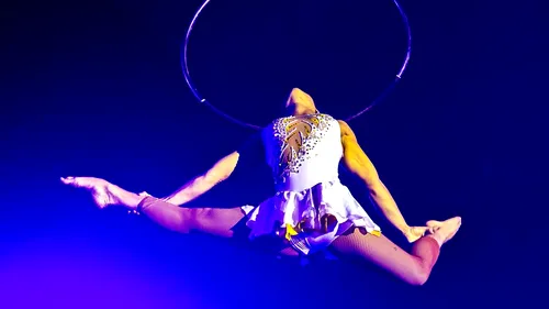 Momente dramatice la circ: O acrobată care se sprijinea doar cu gâtul de un cerc a căzut de la 10 m înălțime. Ce s-a întâmplat cu ea - VIDEO