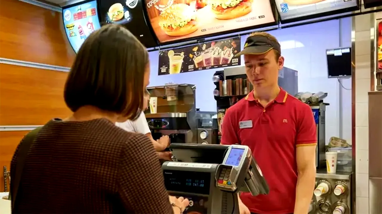 Unde se află cel mai SCUMP restaurant McDonald's din lume. Ce preț are un burger acolo