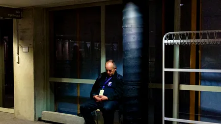 Anchetă în Vrancea după ce un polițist și un jandarm au fost filmați cum dorm în timpul misiunii