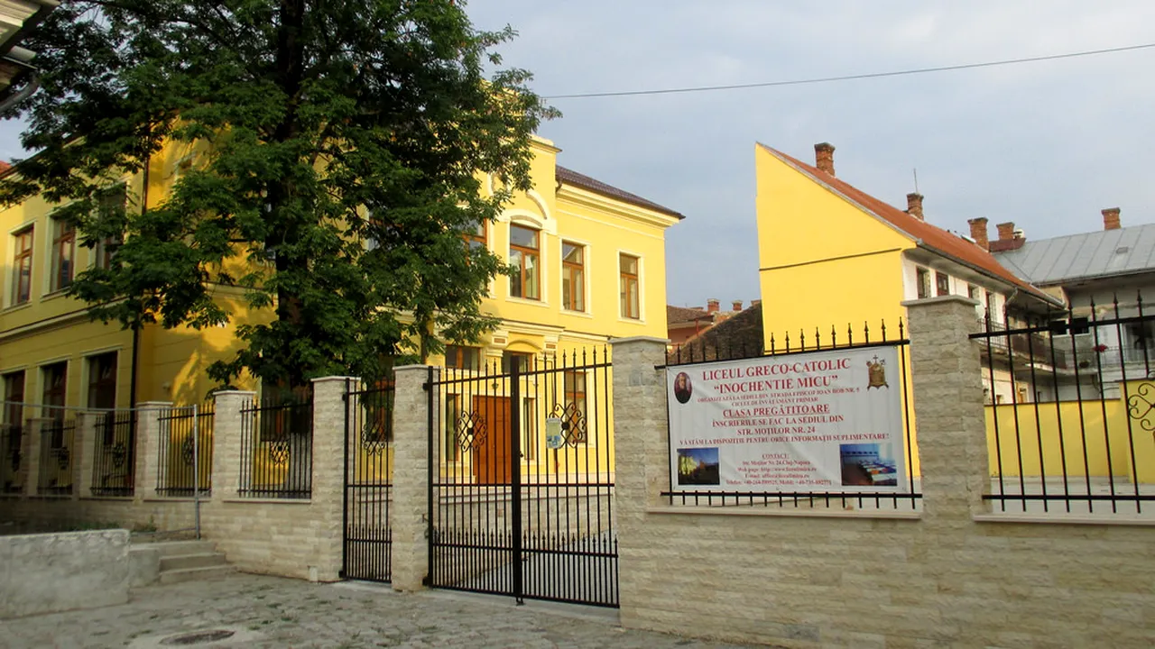 Cum arată unul dintre elevii unui liceu din Cluj, trimiși acasă pentru că aveau părul lung sau barbă. Ce explicații are directorul