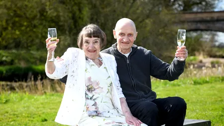 Noroc incredibil. Un bătrân a câştigat la loto după ce și-a uitat ochelarii acasă și nu a mai putut să aleagă numerele favorite