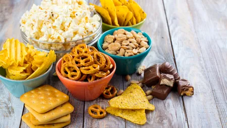 Care sunt cele mai NESĂNĂTOASE gustări. „Alimentele procesate și ultraprocesate stimulează centrul plăcerii din creier exact ca o doză de cocaină”