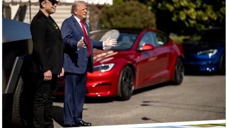 Donald Trump transformă gazonul Casei Albe într-un showroom TESLA ca semn de susținere a companiei lui Elon Musk