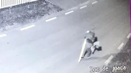 Isprava unui bătrân din Dâmbovița: S-a îmbătat, a furat O CRUCE din cimitir și s-a plimbat cu ea pe stradă