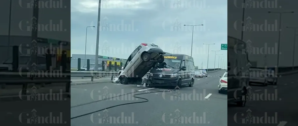 VIDEO ACCIDENT spectaculos pe autostrada A3. Un autoturism s-a „suit” pe un microbuz