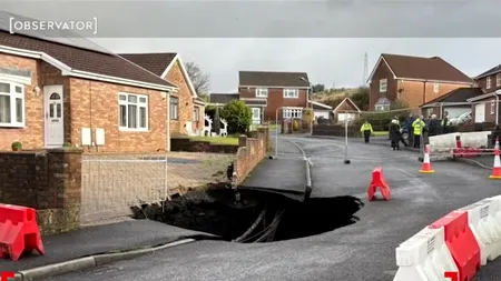 CRATER uriaș, apărut în mijlocul unei șosele din Marea Britanie. 30 de case au fost evacuate