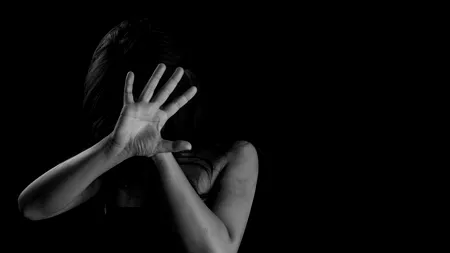 DOSAR. Adolescentă de 16 ani, vândută pe nimic de propria mamă! Grupare de trafic de minori, destructurată de DIICOT