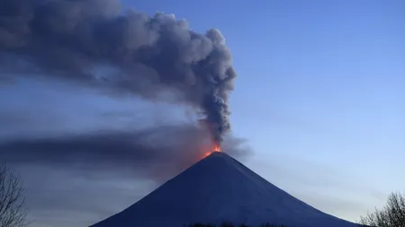 Un vulcan „adormit” de peste 450 ani a erupt! Turiștii, avertizați să nu se apropie
