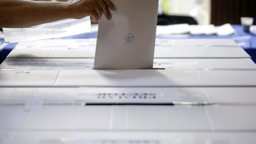 Probleme la Piatra Neamț! S-ar fi dat buletine de vot de același fel votanților / Buletine gata ștampilate