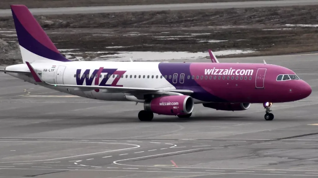 O aeronavă a companiei WizzAir a avut probleme la trenul de aterizare. A fost activat planul roșu / Reacția companiei (UPDATE)