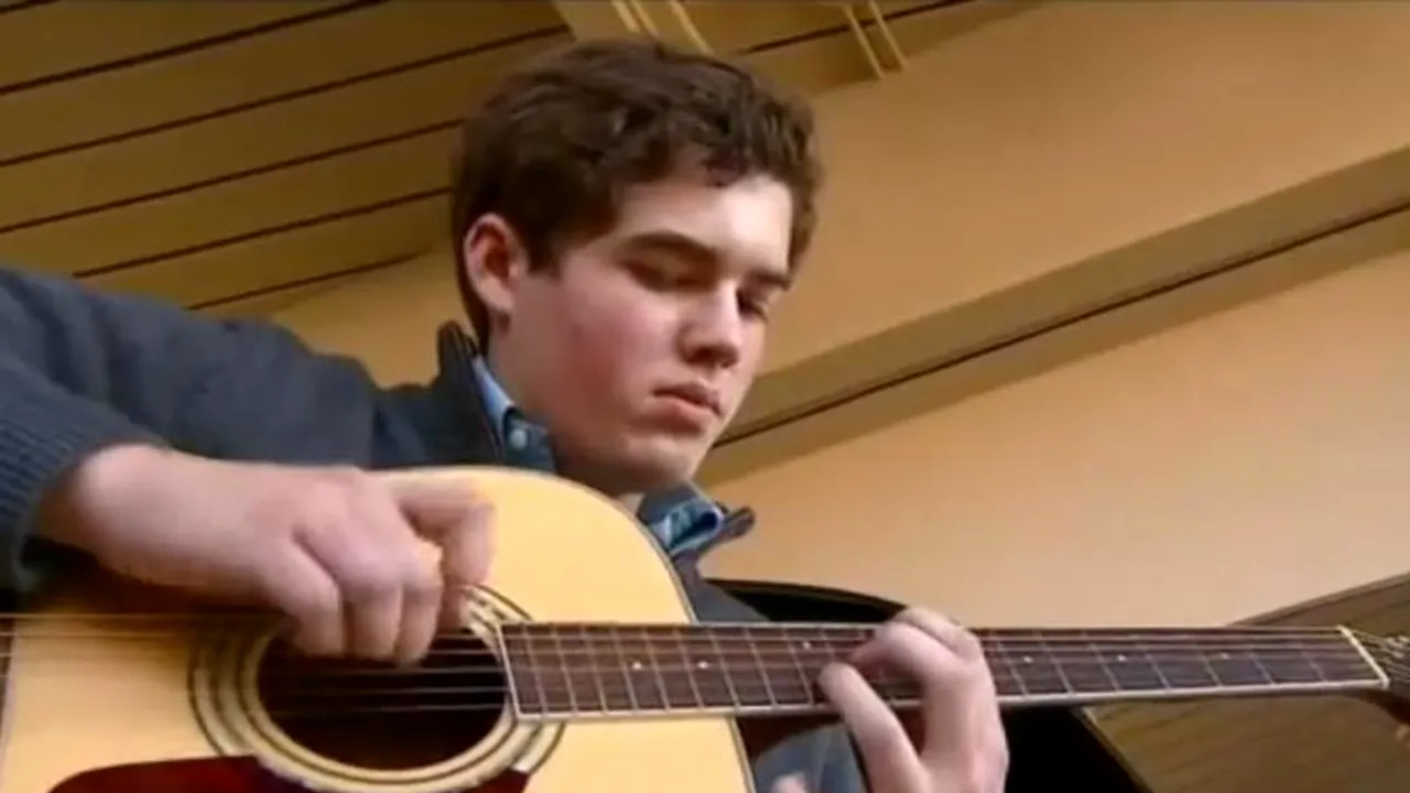 VIDEO. Cum a învățat un adolescent să cânte la 13 instrumente, după un accident pe terenul de sport