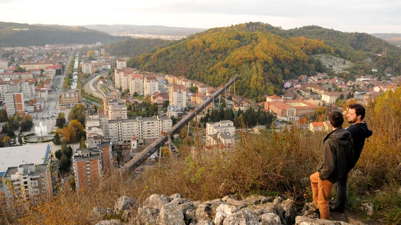 Singurul oraș din Romania care se întinde pe 3 nivele de altitudine și are 3 gari distincte
