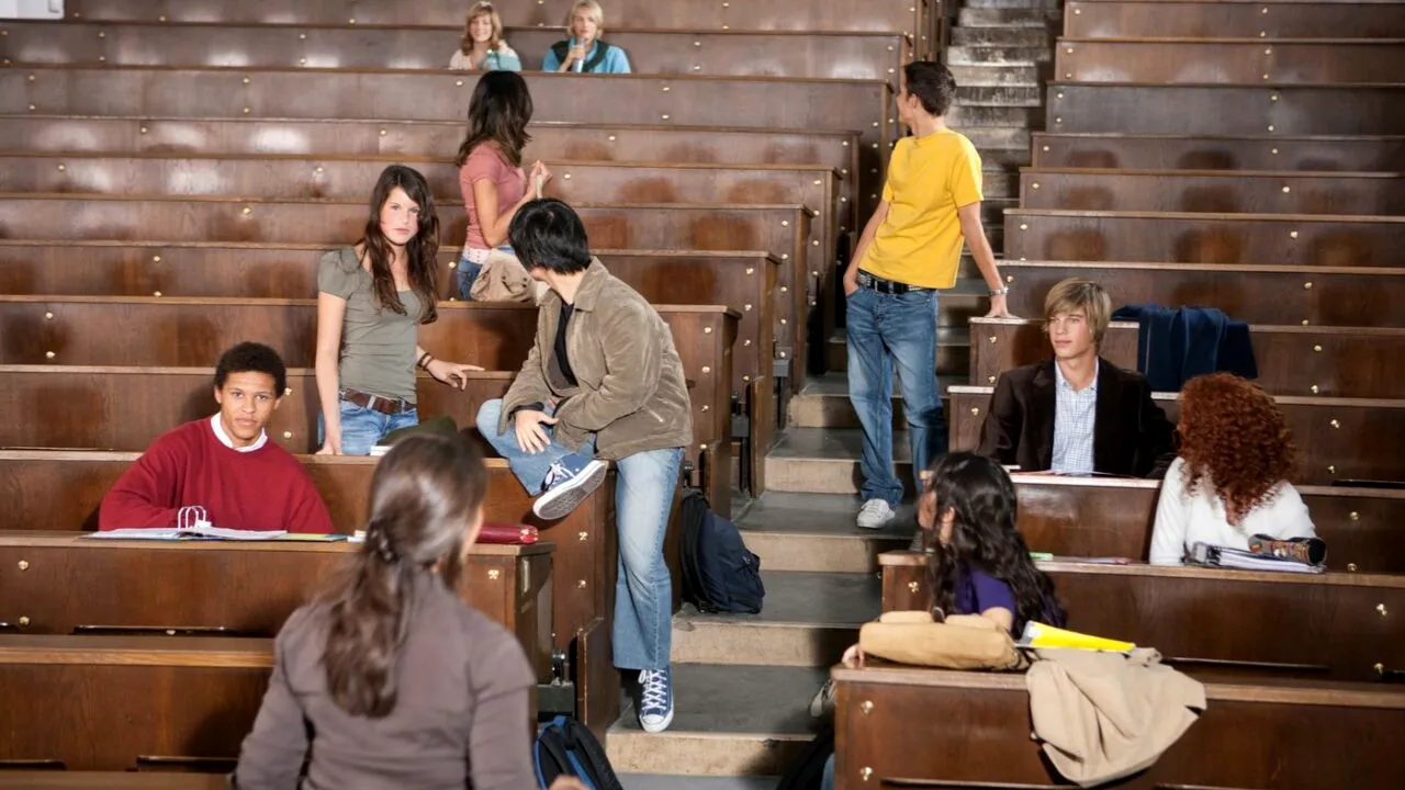 Fondul de BURSE pentru studenți scade cu 52%. Peste 44.000 studenți afectați. ANOSR: „Modificările reduc impactul bugetar la doar 0,2% din deficit”