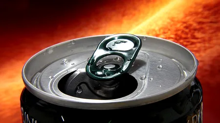 Legea care INTERZICE vânzarea băuturilor energizante către minori, promulgată de Klaus Iohannis / Sunt prevăzute amenzi de până la 30.000 de lei