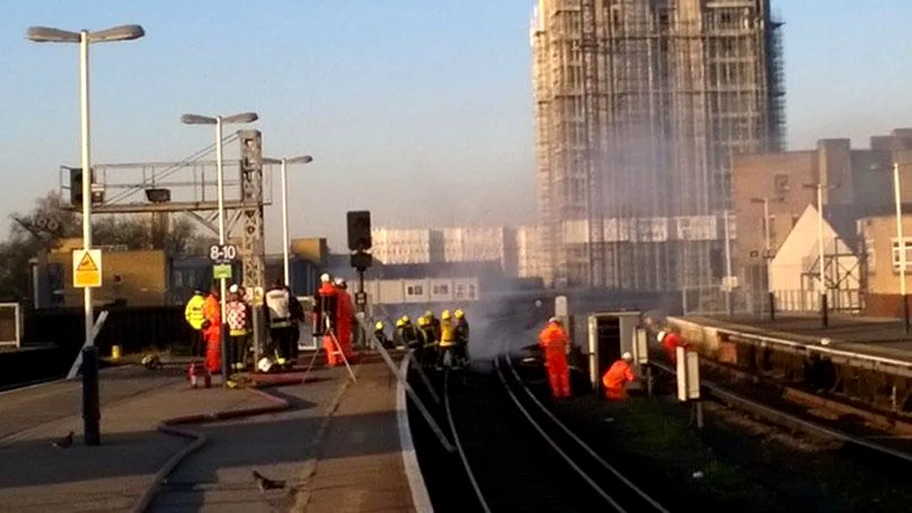 Incendiu pe o linie de cale ferată în Londra. Traficul feroviar este perturbat