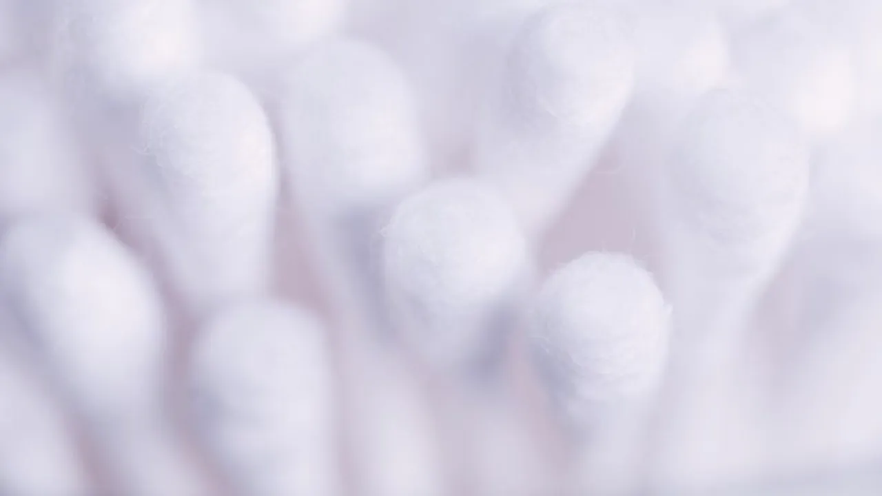 Produsele din plastic vor fi interzise începând cu 3 iulie. Beţişoarele de urechi vor dispărea din magazine